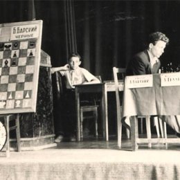 Квалификационный матч за звание мастера спорта СССР по шахматам между Борисом Барским (Южно-Сахалинск) и Александром Геллером (Ленинград) проходил на сцене Дома офицеров с 10 апреля по 4 сентября 1960 года. Первые две партии выиграл Геллер, но Барскому все же удалось свести матч вничью (7:7). 
Зрители наблюдали за ходом партии на демонстрационной доске. А переставлял на ней фигурки 13-летний Александр Петрушин (на заднем плане). К слову, именно Петрушин стал первым сахалинским мастером спорта. В 1970 году он выиграл квалификационный матч у Анатолия Мацукевича из Ленинграда.
