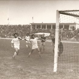 В 1989 году на матче юношеских сборных Сахалинской области и КНДР присутствовало 8000 зрителей 