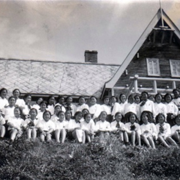 Гимназистки у альпийской хижины на Асахигаока, 1940-й год 