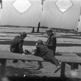 Игра в шахматы на фоне сохнувших простыней (Южно-Сахалинск, 1960-е годы)