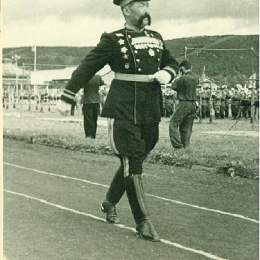 Парад открытия соревнований в Южно-Сахалинске (1951 год)
Командующий парадом – герой Советского Союза, генерал-лейтенант, начальник Управления боевой подготовки Дальневосточного военного округа в Южно-Сахалинске Басан Бадьминович Городовиков