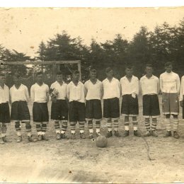 Где можно встретить мужчину с цветами? Правильно! На футбольном поле. 
Команда «Нефтяник» (Оха), 1946 год