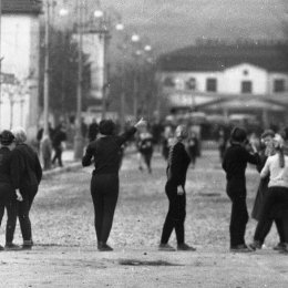 Легкоатлетическая эстафета по улицам Южно-Сахалинска (1950-е годы). На заднем плане – старый железнодорожный вокзал