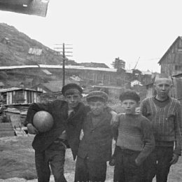 Дуэ – старейший из существующих населённых пунктов Сахалина. Это село известно с 1852 года. 
Когда-то в нем даже футболисты были. А сейчас здесь проживают менее 100 человек…