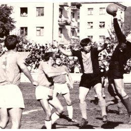 Финал Кубка Дальнего Востока 1968 года. «Шахтер» (Южно-Сахалинск) нанес поражение «Воднику» из Усть-Кута (Иркутская область) – 2:1. 
За победой островной команды наблюдают болельщики на переполненных трибунах стадиона «ДОСА», а также из окон и с балконов домов по ул. Комсомольская