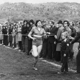 Финиш легкоатлетического забега на стадионе колхоза «Заветы Ильича» в Невельском районе