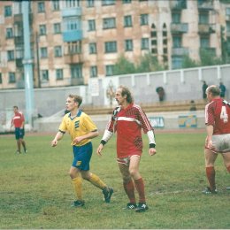 В желтой форме на переднем плане – игрок «Сахалина» Денис Лактионов. Первые шаги в профессиональном футболе он сделал у нас на острове, выступая за холмский «Сахалин» в 1994 и 1995 годах. 
Впоследствии станет легендой корейского футбола (неоднократный чемпион Кореи, обладатель Кубка, Суперкубка, Кубка корейской лиги, Кубка азиатских чемпионов, Суперкубка Азии), будет привлекаться в молодежную и национальную сборную команду России.