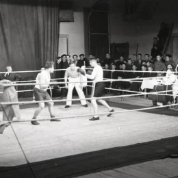 Одна из старейших сохранившихся фотографий островных боксеров. 
Первенство областного совета профсоюзов (Южно-Сахалинск, августа 1954 года). 
Соревнования проходили в Сахалинском областном драматическом театре (сейчас – Сахалинский международный театральный центр имени А.П. Чехова).