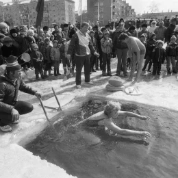 12 марта 1989 года на реке Рогатка в районе гостиницы «Турист» состоялись первые областные соревнования по зимнему плаванию