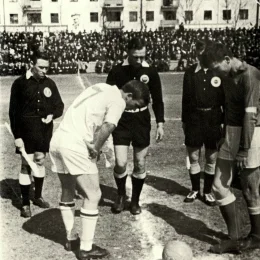 В 1969 году «Сахалин» дебютировал в первенстве СССР среди команд класса «Б». 
Перед началом первого матча турнира на стадионе «ДОСА». Капитаны команд ищут монетку, которую выронил судья (слева капитан «Сахалина» Владимир Андрейченко). 
На заднем фоне – переполненные трибуны, а также открытые окна и балконы дома по ул. Комсомольской, где тоже ждут начала игры.