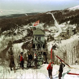 Старейшая из известных цветных фотографий сахалинских прыгунов на лыжах и трамплина

Южно-Сахалинск, начало 1960-х