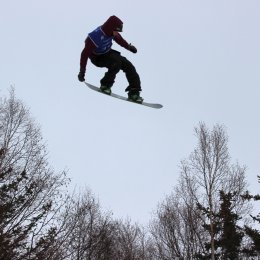 Сахалинские сноубордисты провели соревнования, посвященные закрытию сезона 