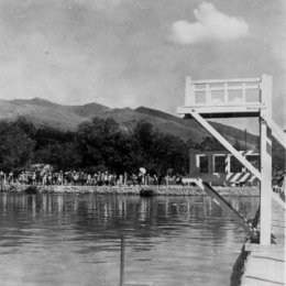 Страницы истории: прыжки в воду в городском бассейне