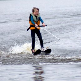 Открытая тренировка на водных лыжах и вейкборде для детей с ограниченными возможностями впервые прошла на озере Тунайча