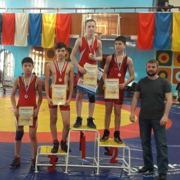 Островные борцы завоевали два десятка медалей на турнире во Владивостоке