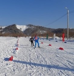 Все участники лыжных соревнований получили чай и пирожки