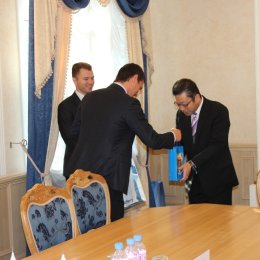 Министр спорта, туризма и молодежной политики Сахалинской области Олег Саитов провел встречу с руководством японской паромной компании «Хато Рандо Ферри»