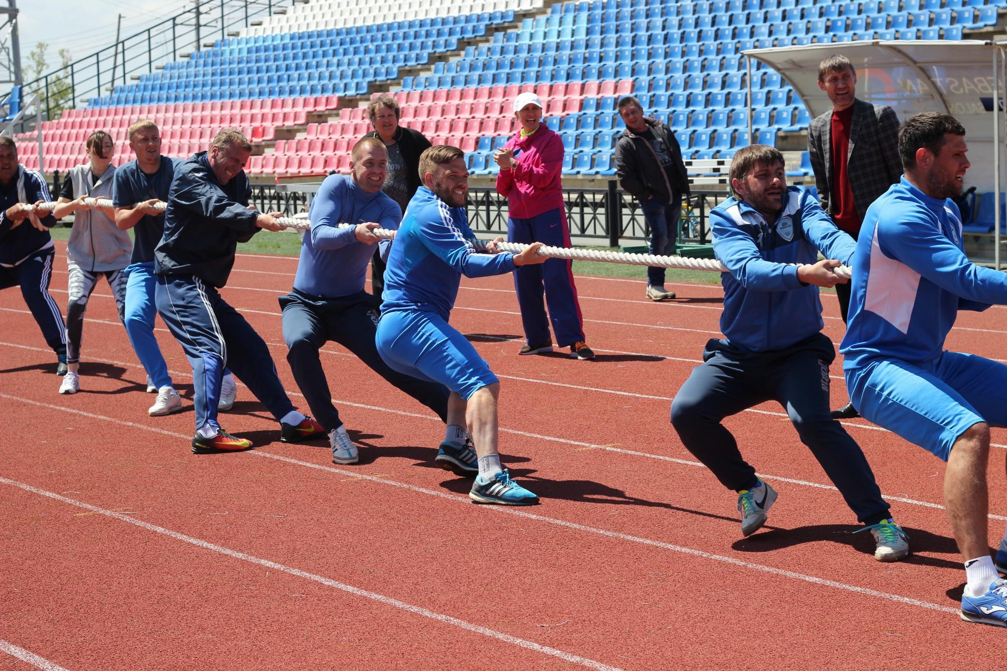 Соревнования по перетягиванию каната в рамках Спартакиады минспорта