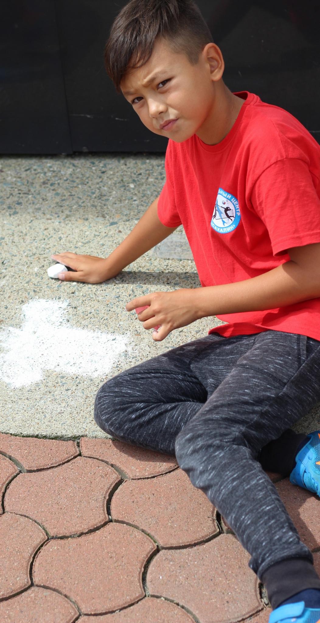 Конкурс рисунков на асфальте в лагере ВЦ "Сахалин"