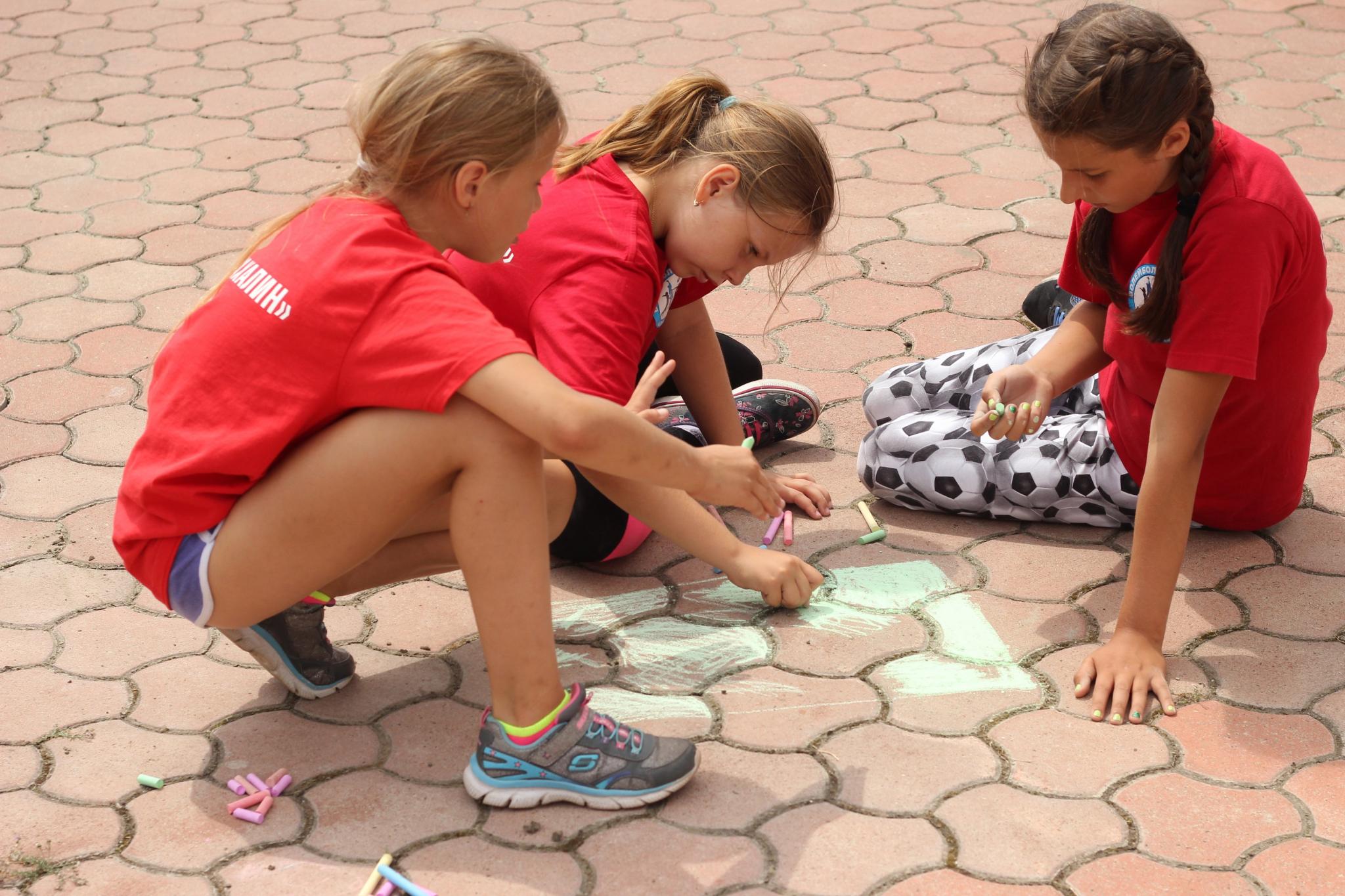 Конкурс рисунков на асфальте в лагере ВЦ "Сахалин"