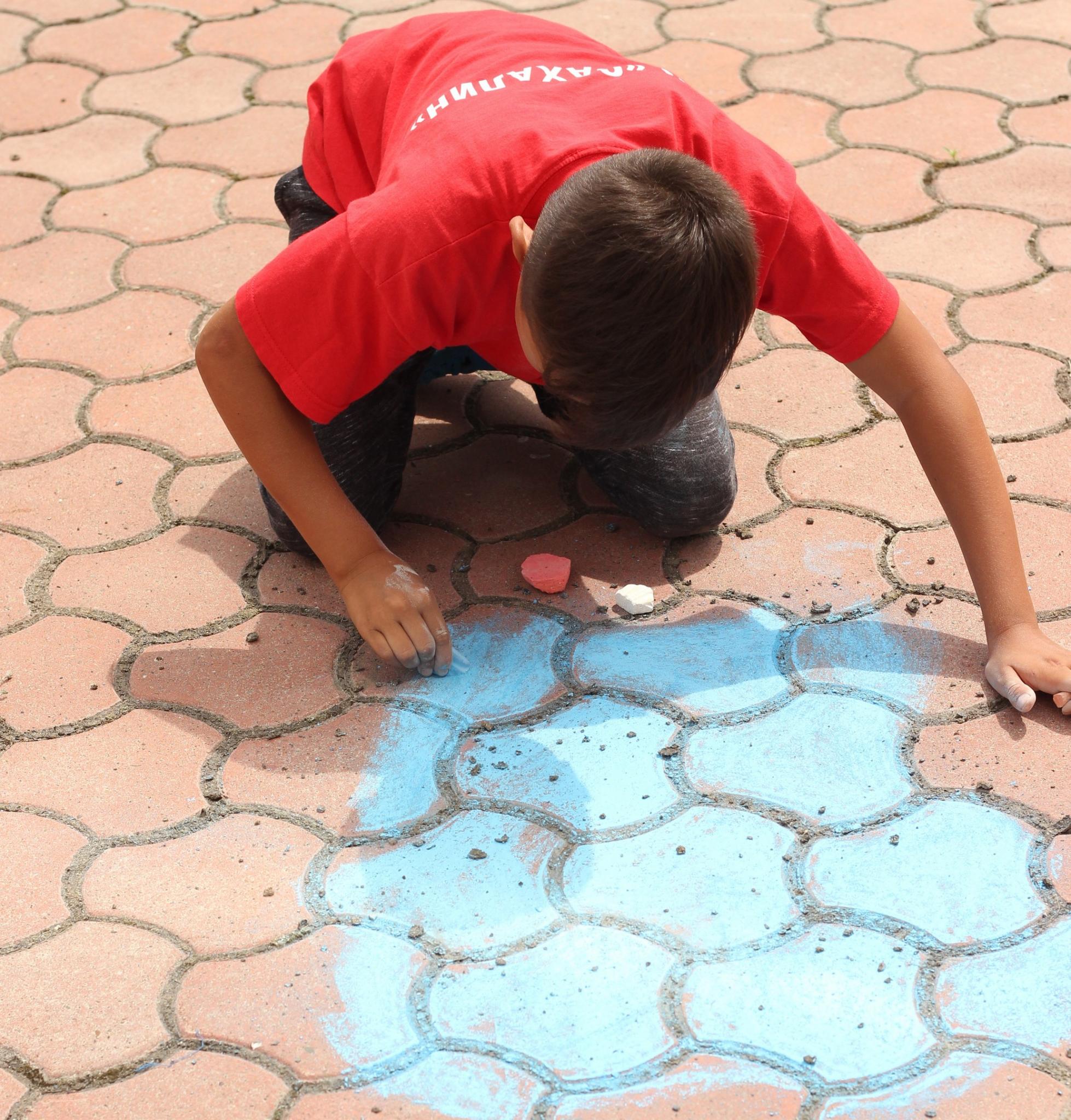 Конкурс рисунков на асфальте в лагере ВЦ "Сахалин"