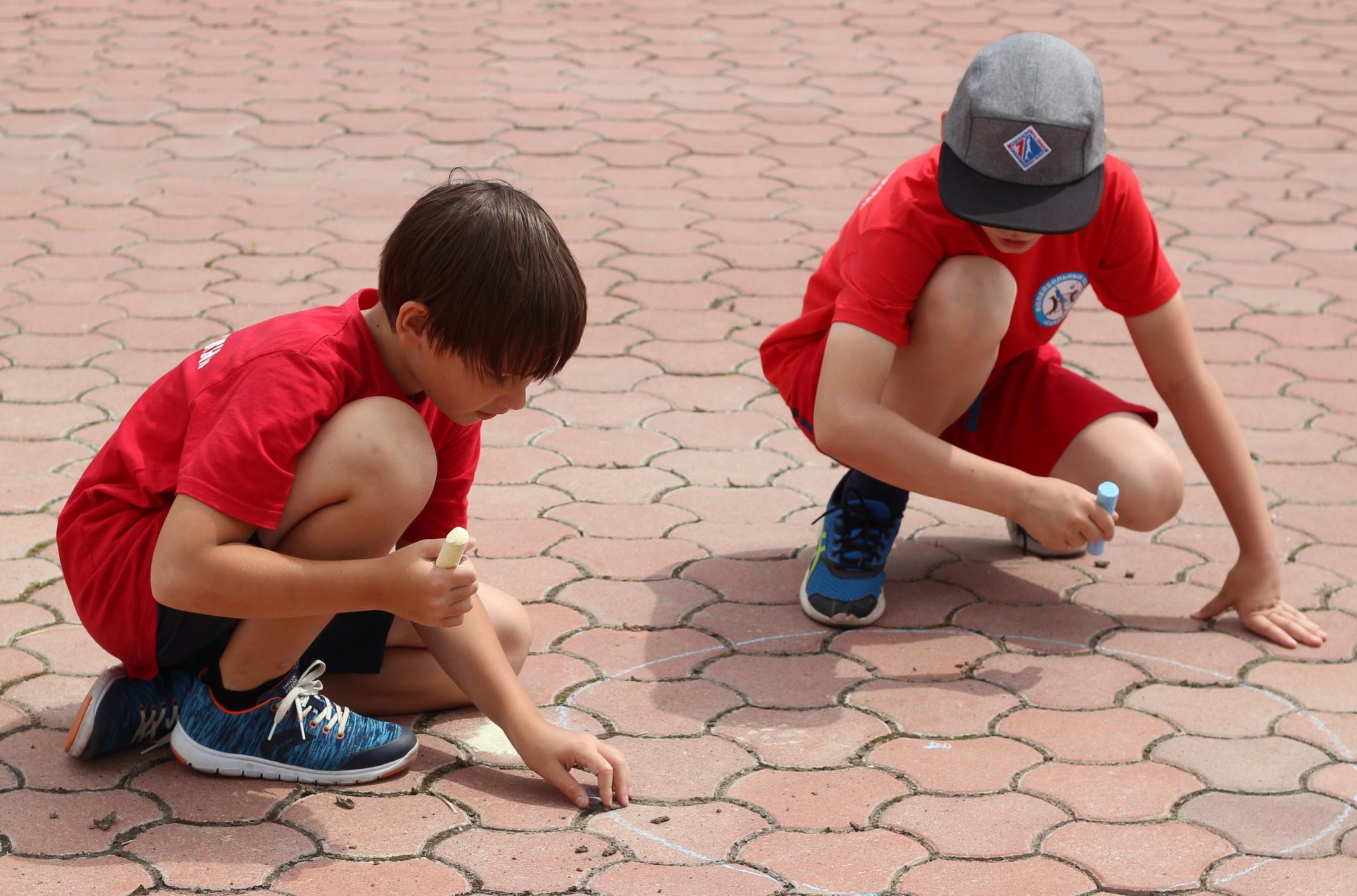 Конкурс рисунков на асфальте в лагере ВЦ "Сахалин"