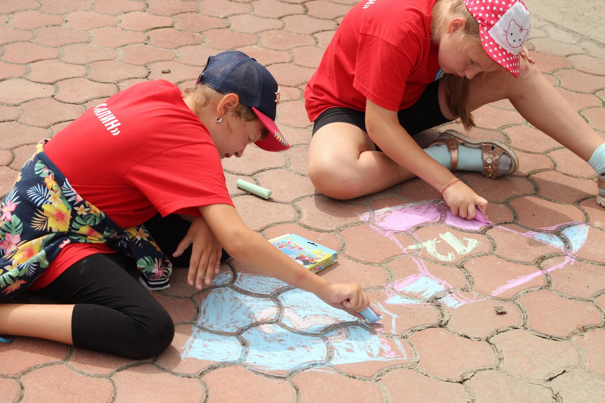 Конкурс рисунков на асфальте в лагере ВЦ "Сахалин"