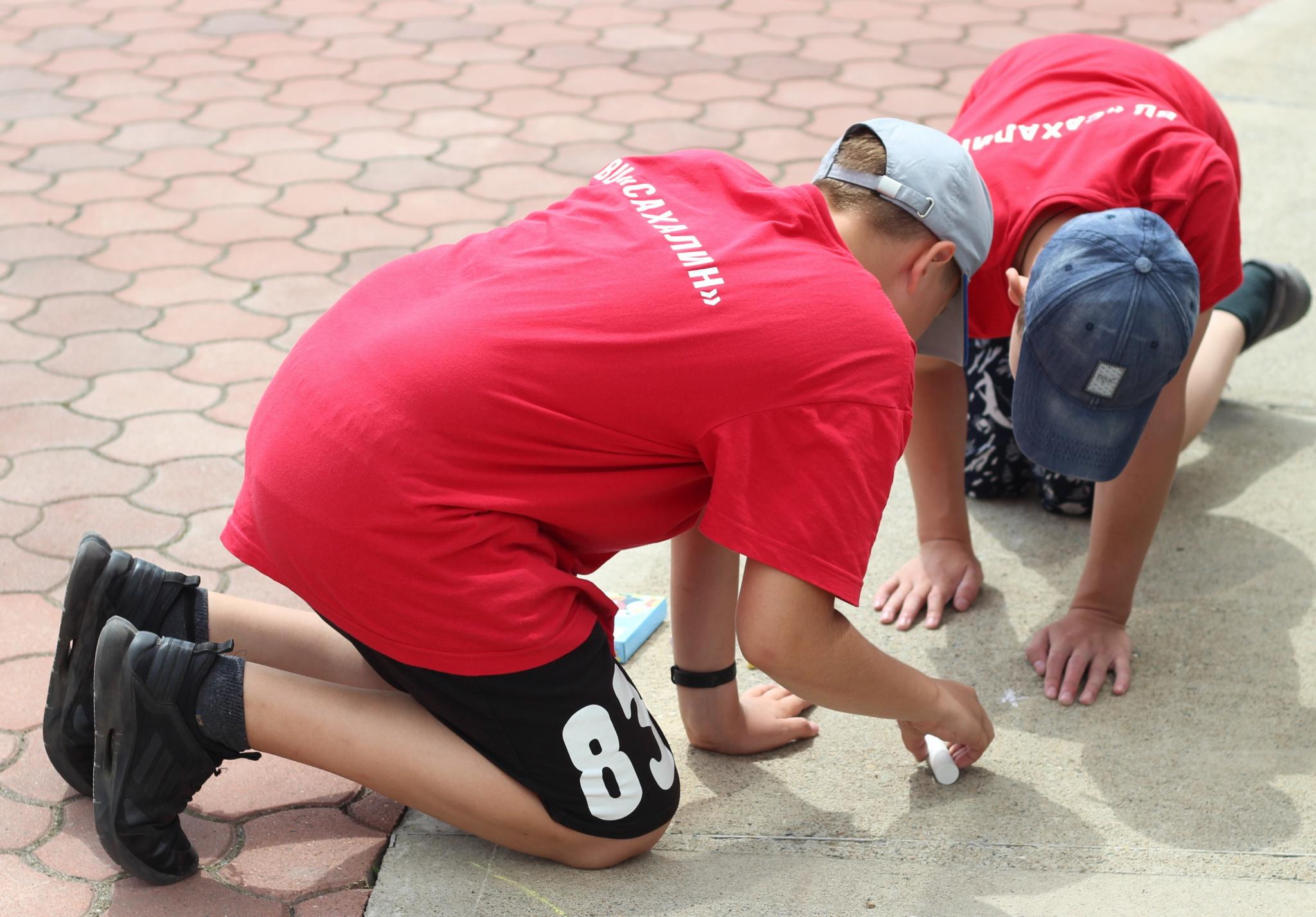 Конкурс рисунков на асфальте в лагере ВЦ "Сахалин"