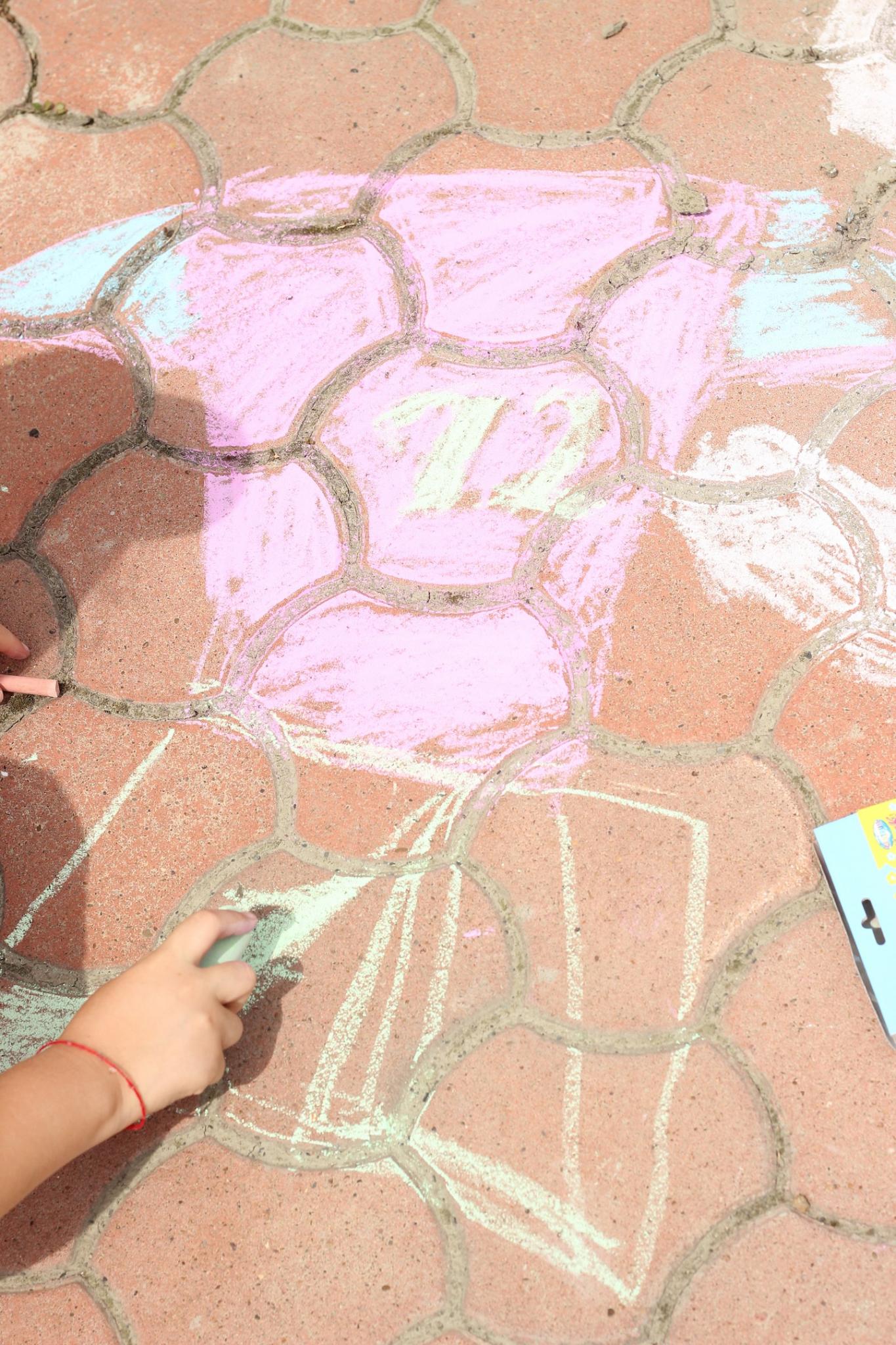 Конкурс рисунков на асфальте в лагере ВЦ "Сахалин"