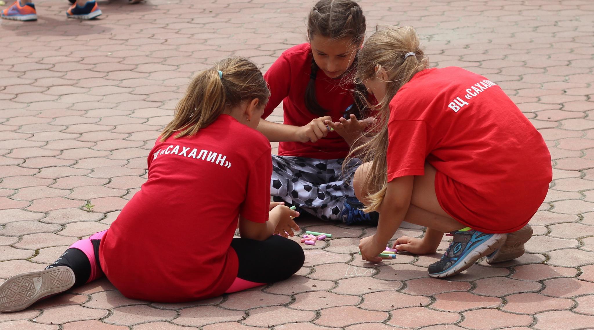 Конкурс рисунков на асфальте в лагере ВЦ "Сахалин"