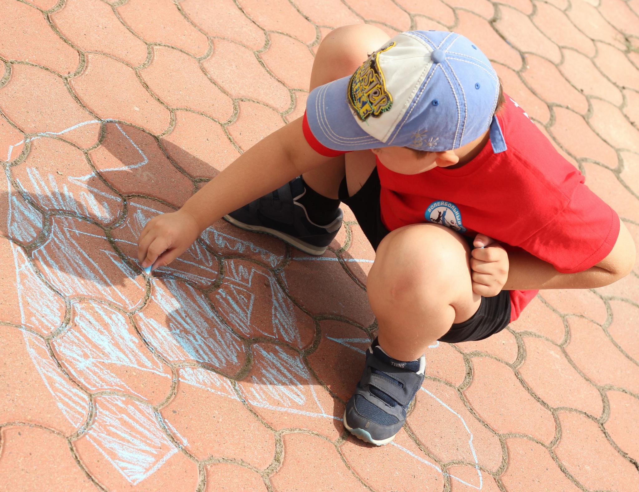 Конкурс рисунков на асфальте в лагере ВЦ "Сахалин"