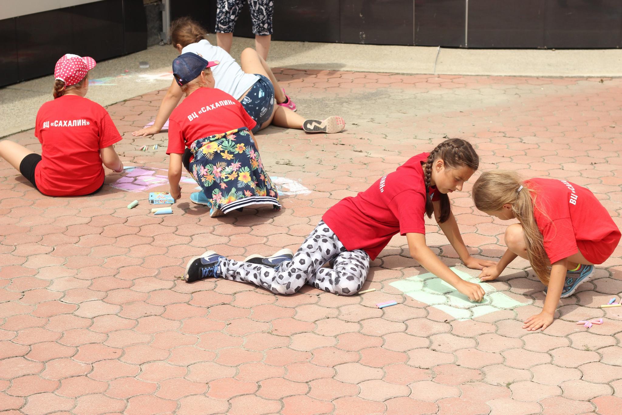 Конкурс рисунков на асфальте в лагере ВЦ "Сахалин"