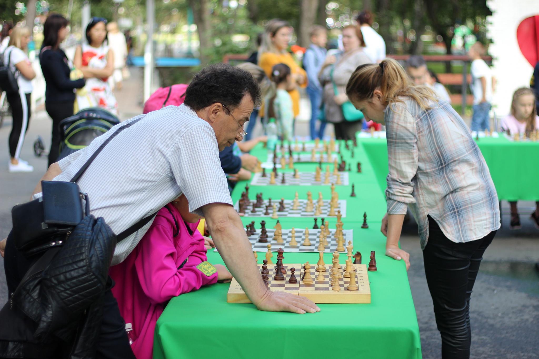 Праздник шахмат в городском парке
