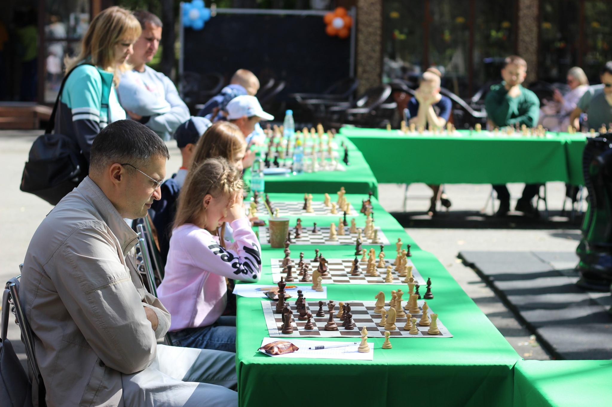 Праздник шахмат в городском парке