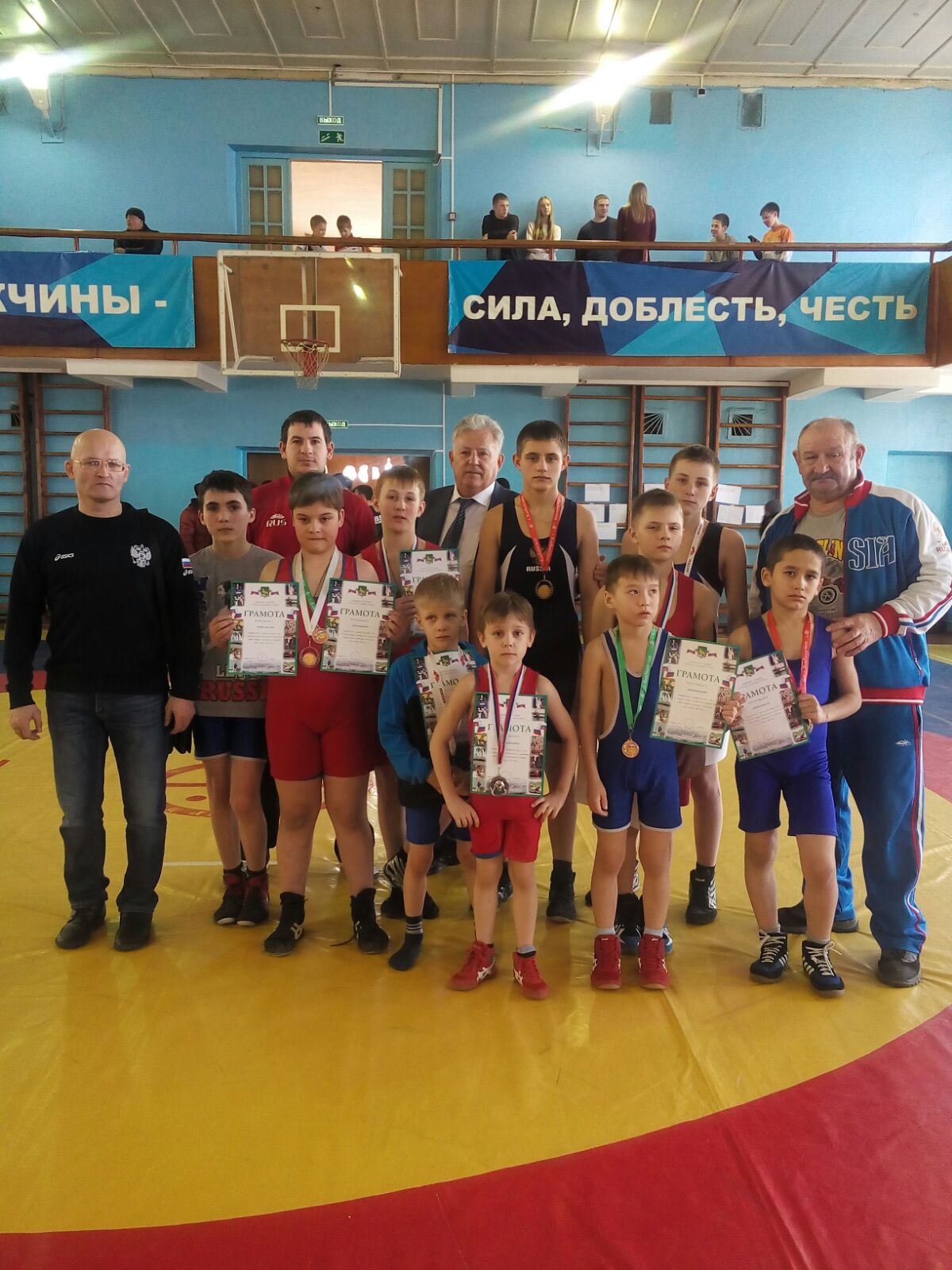 Победители и призеры турнира со своими тренерами