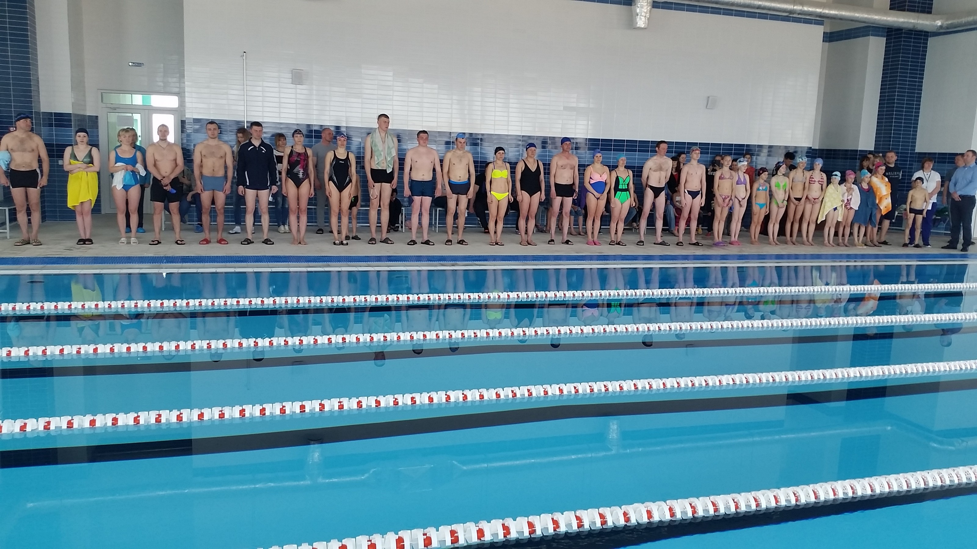 Участники соревнований по плаванию