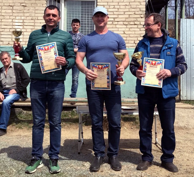 Старший тренер сборной команды Сахалинской области Алексей Жижикин (слева) с наградами за второе место